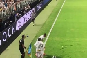 内马尔再现彩虹过人，但已经不复当年😥