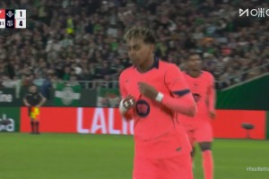 巴尔特拉禁区手球！主裁查看VAR判罚点球！亚马尔主罚轻松命中！